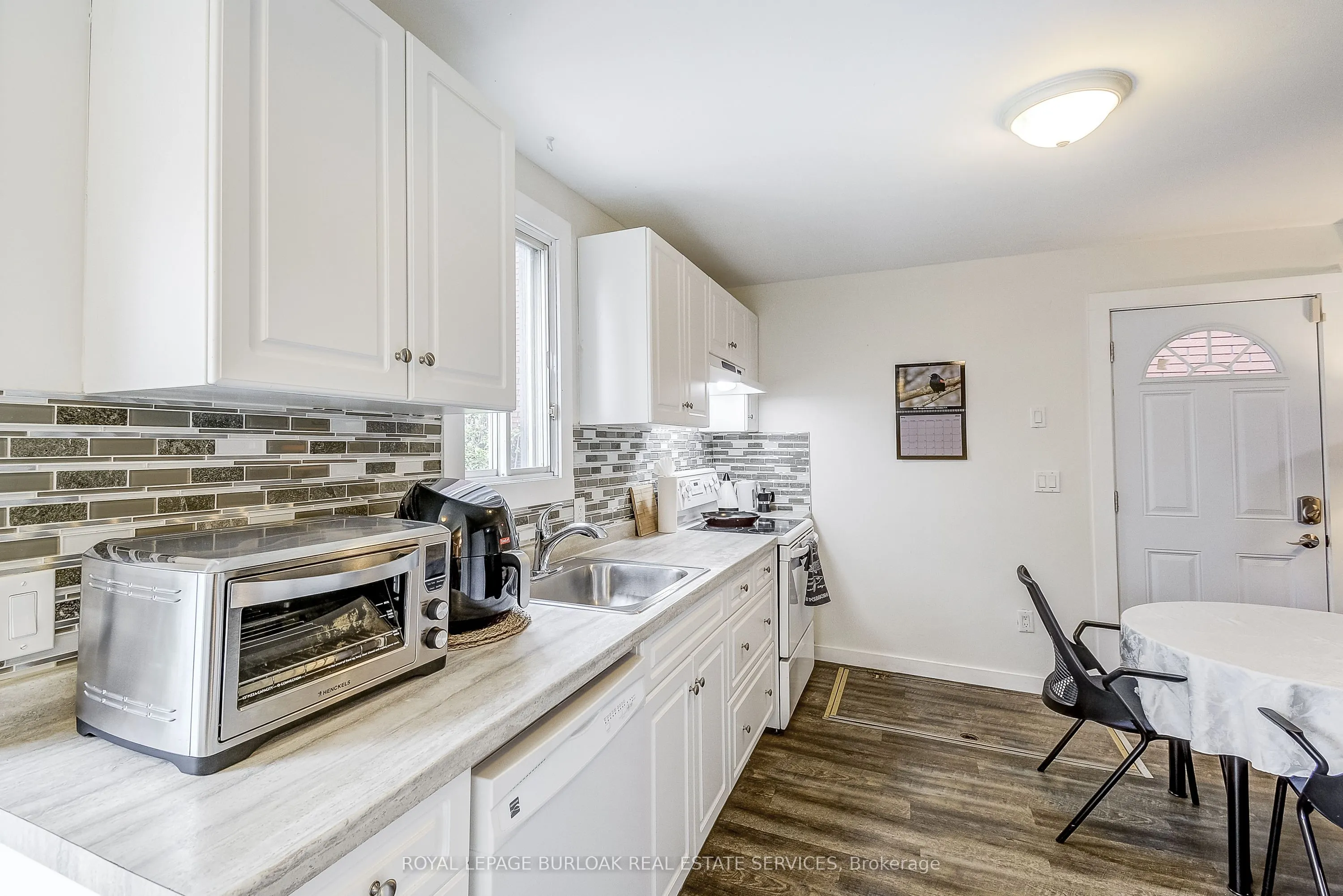 185 Simcoe Street E