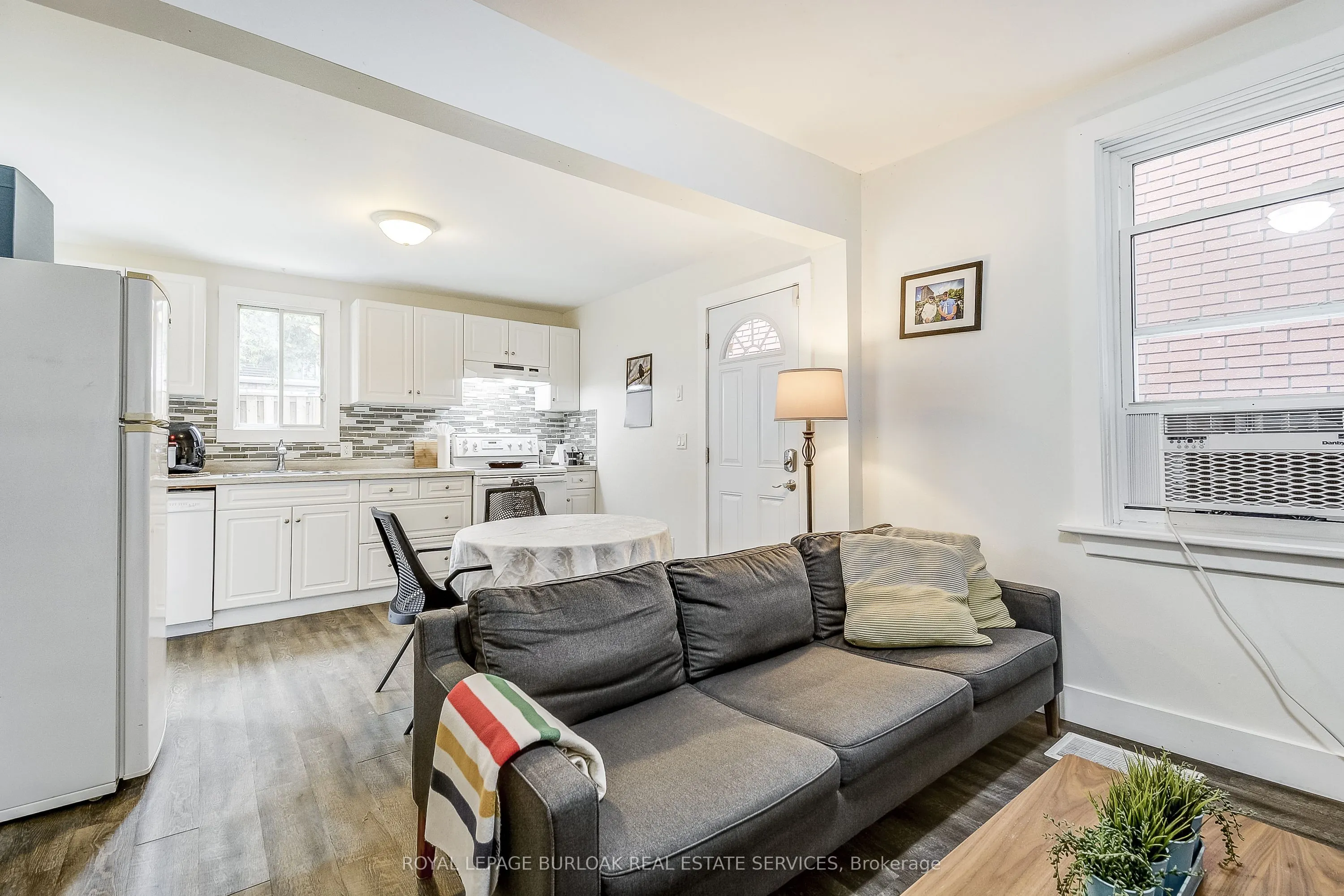 185 Simcoe Street E