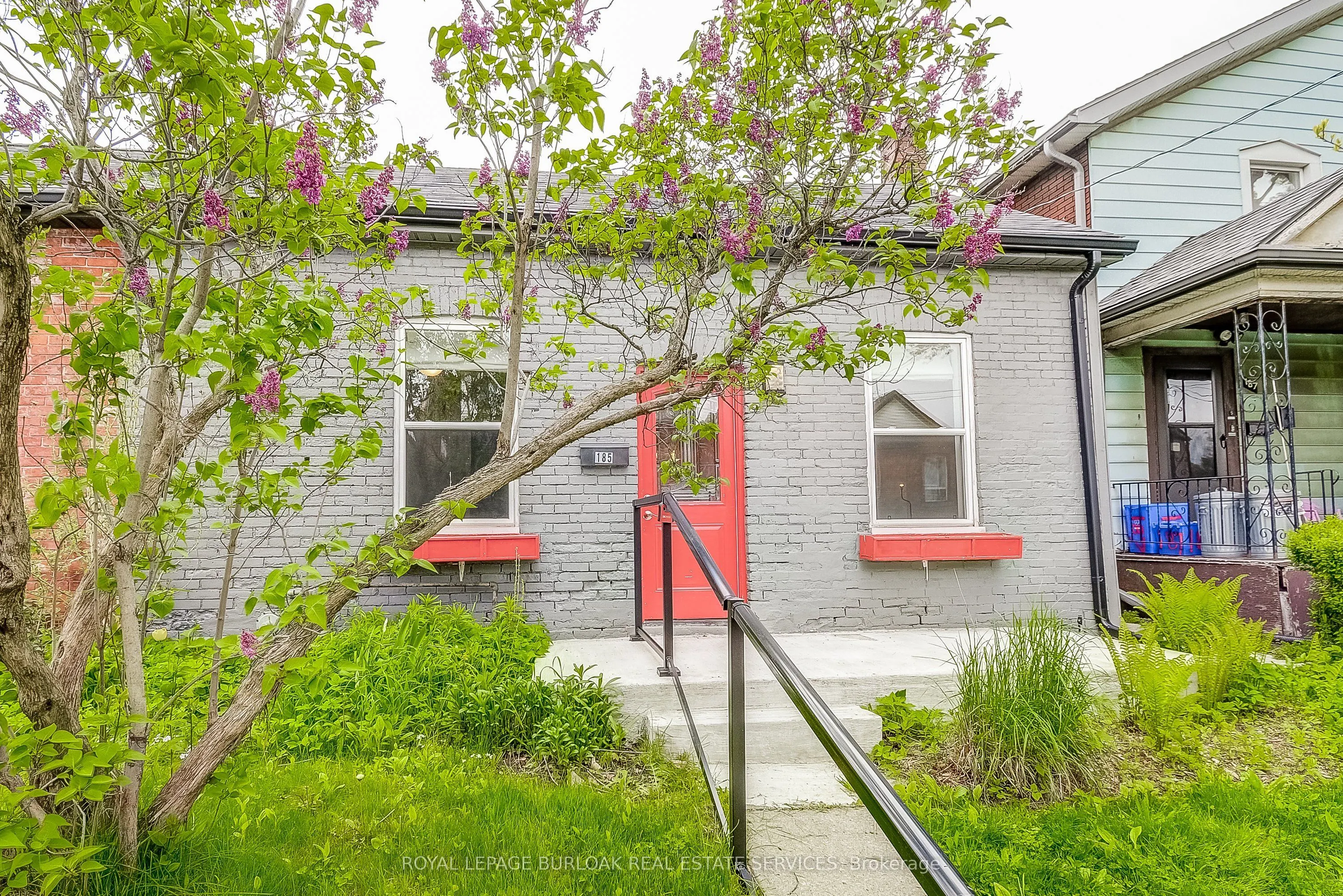 185 Simcoe Street E