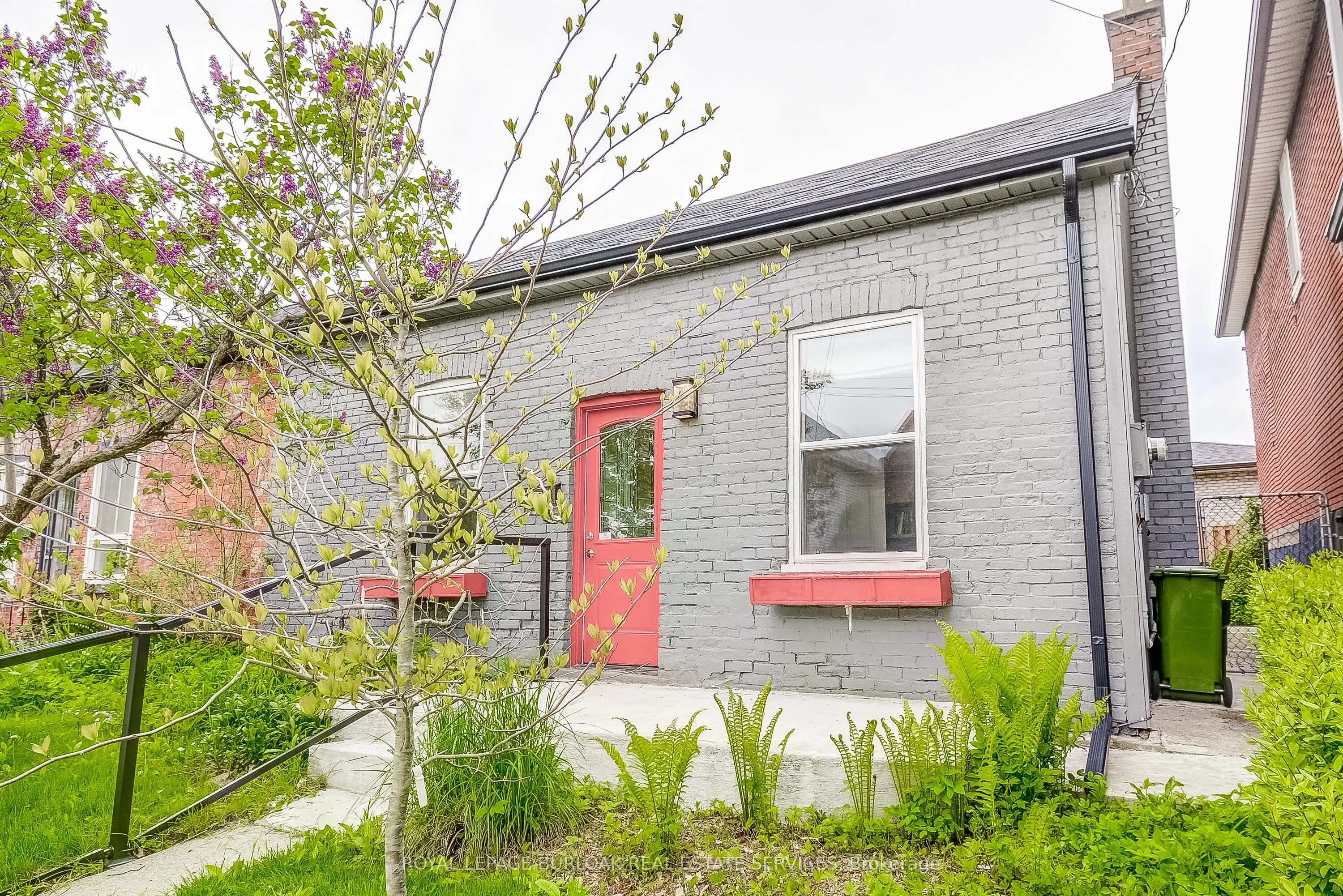 185 Simcoe Street E