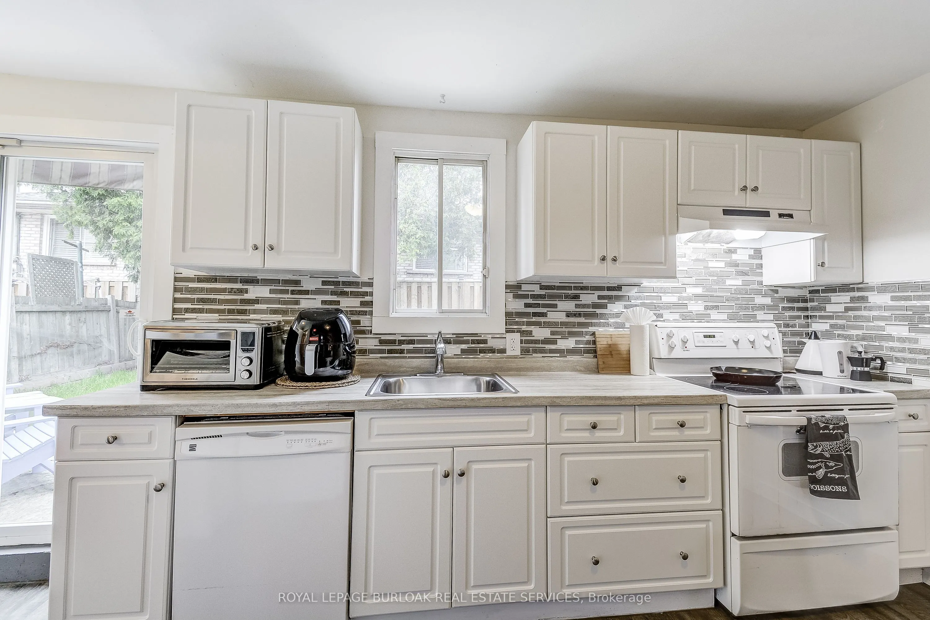 185 Simcoe Street E