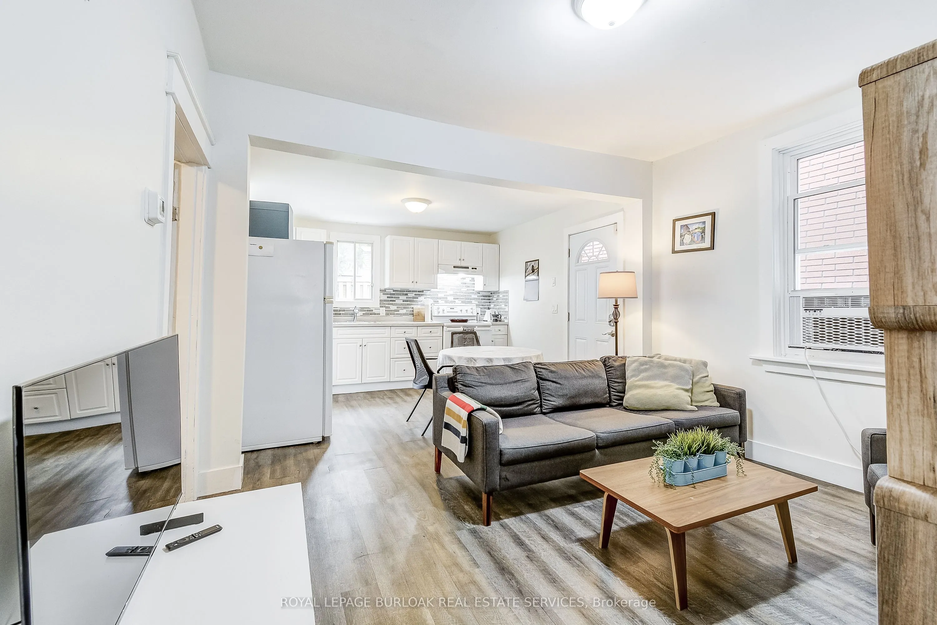 185 Simcoe Street E