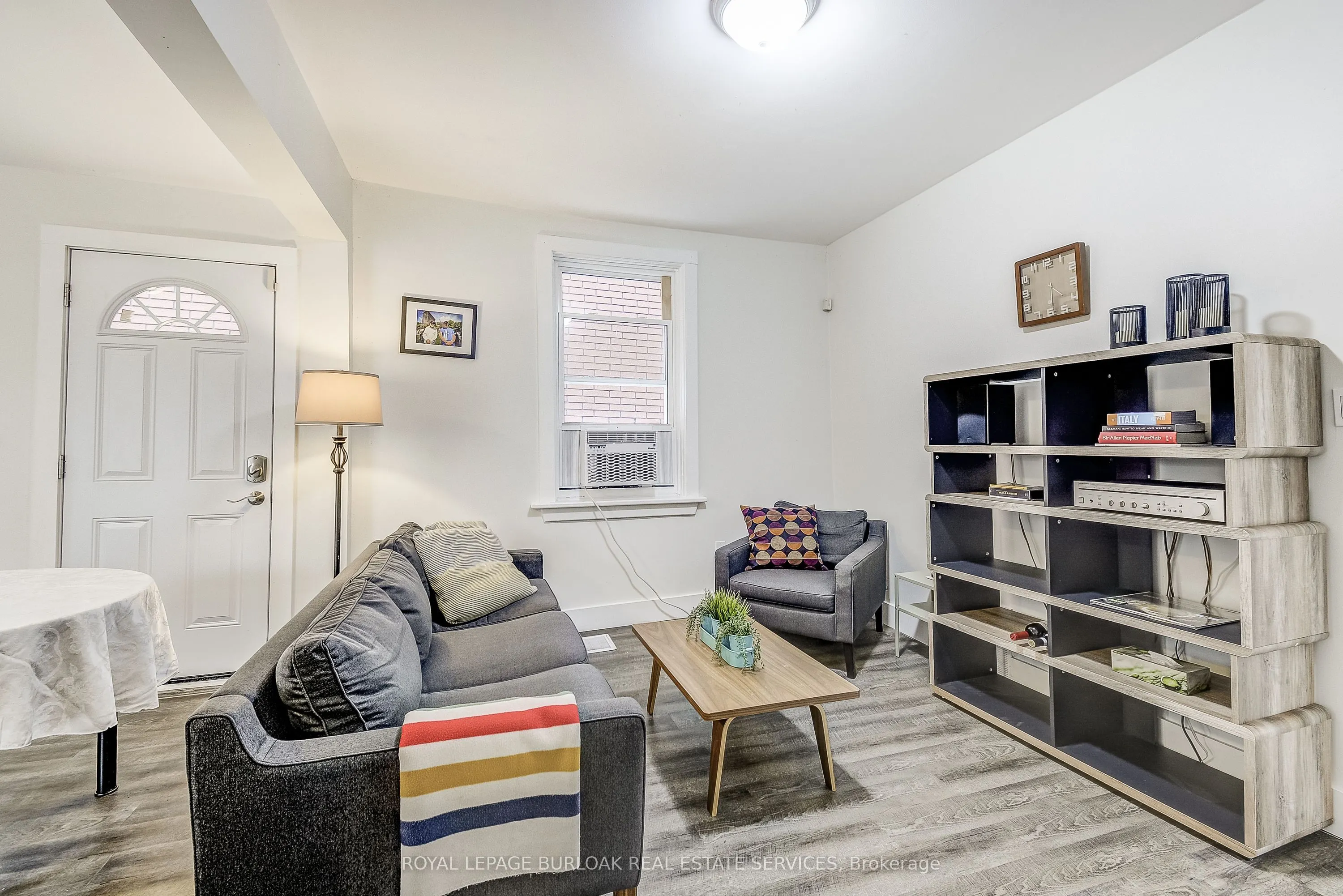 185 Simcoe Street E