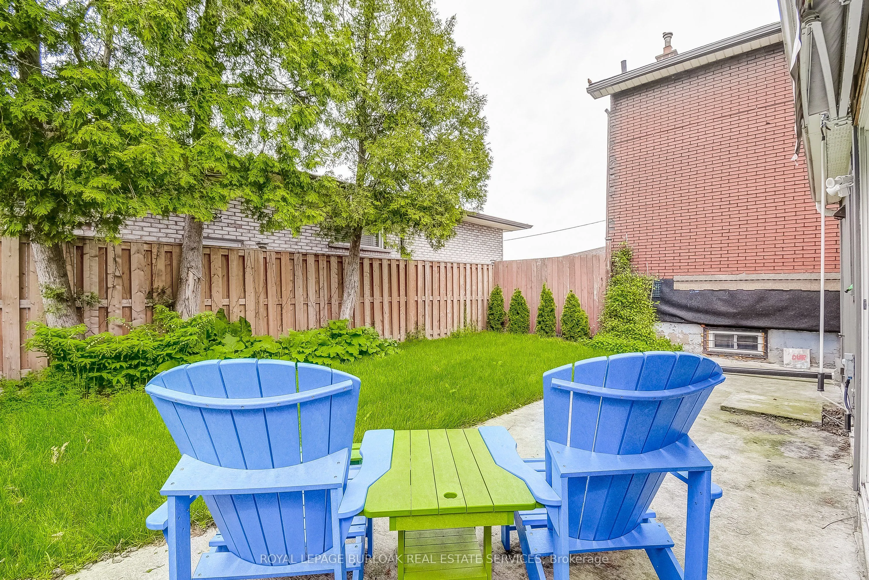 185 Simcoe Street E