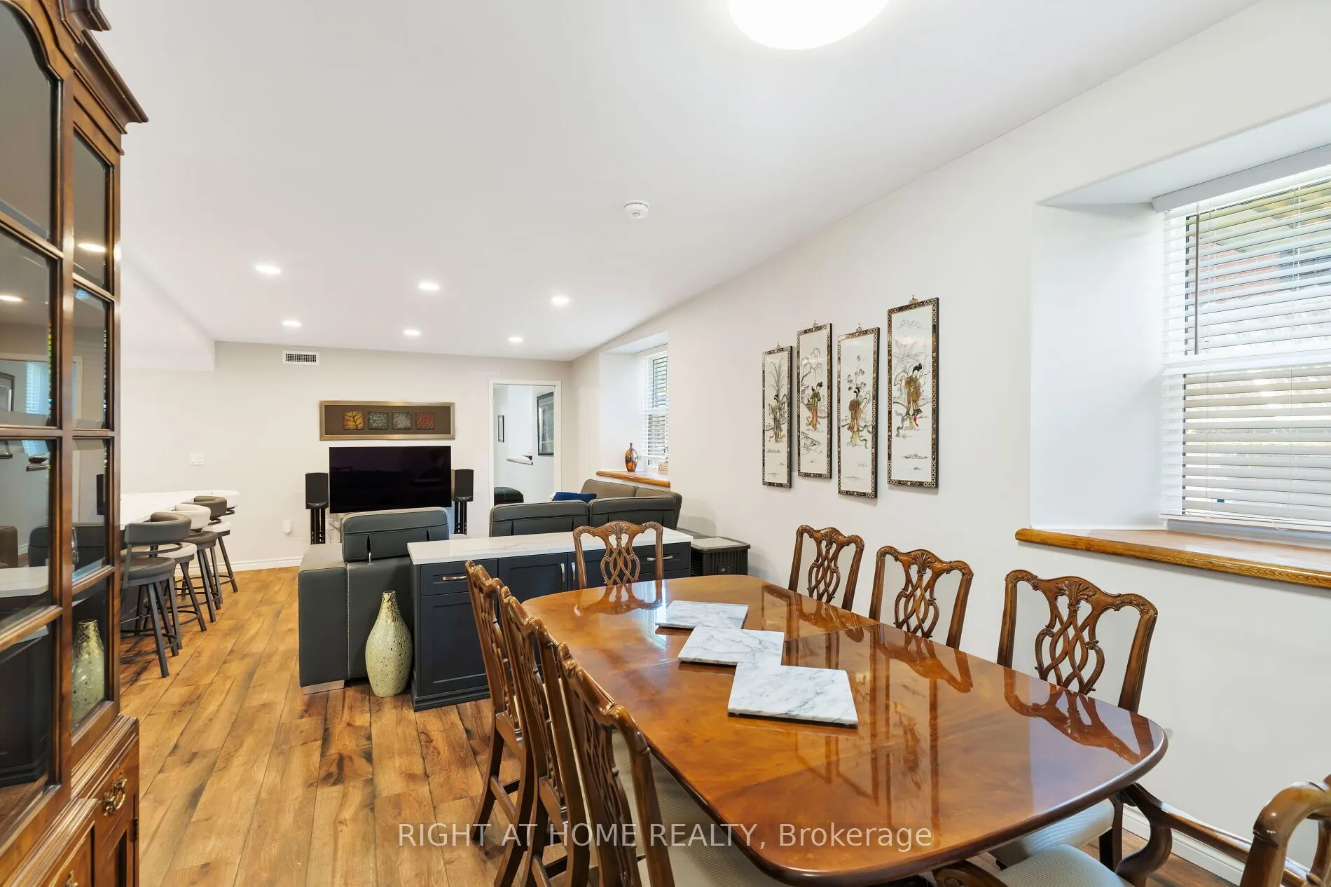 19 Albert Street E