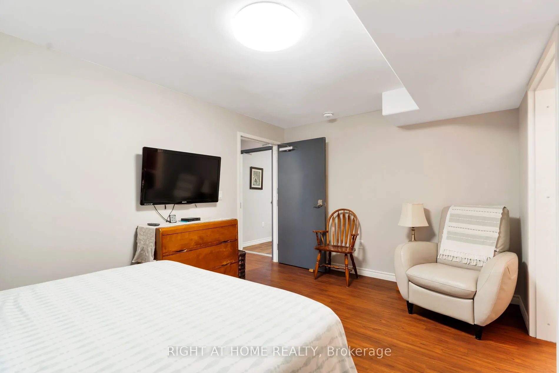 19 Albert Street E