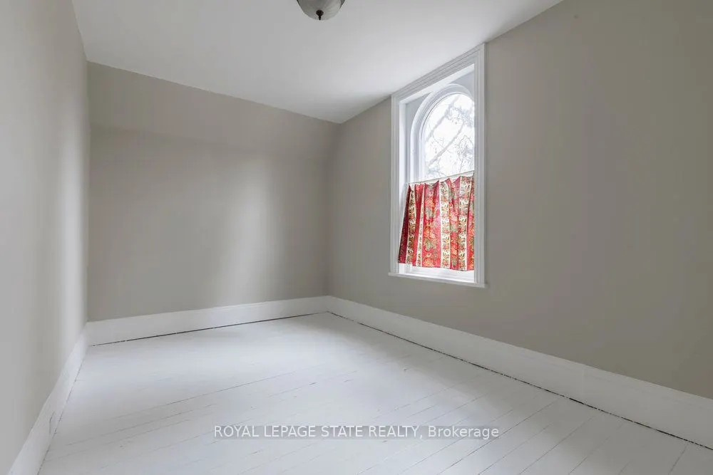 340 Dundas Street E