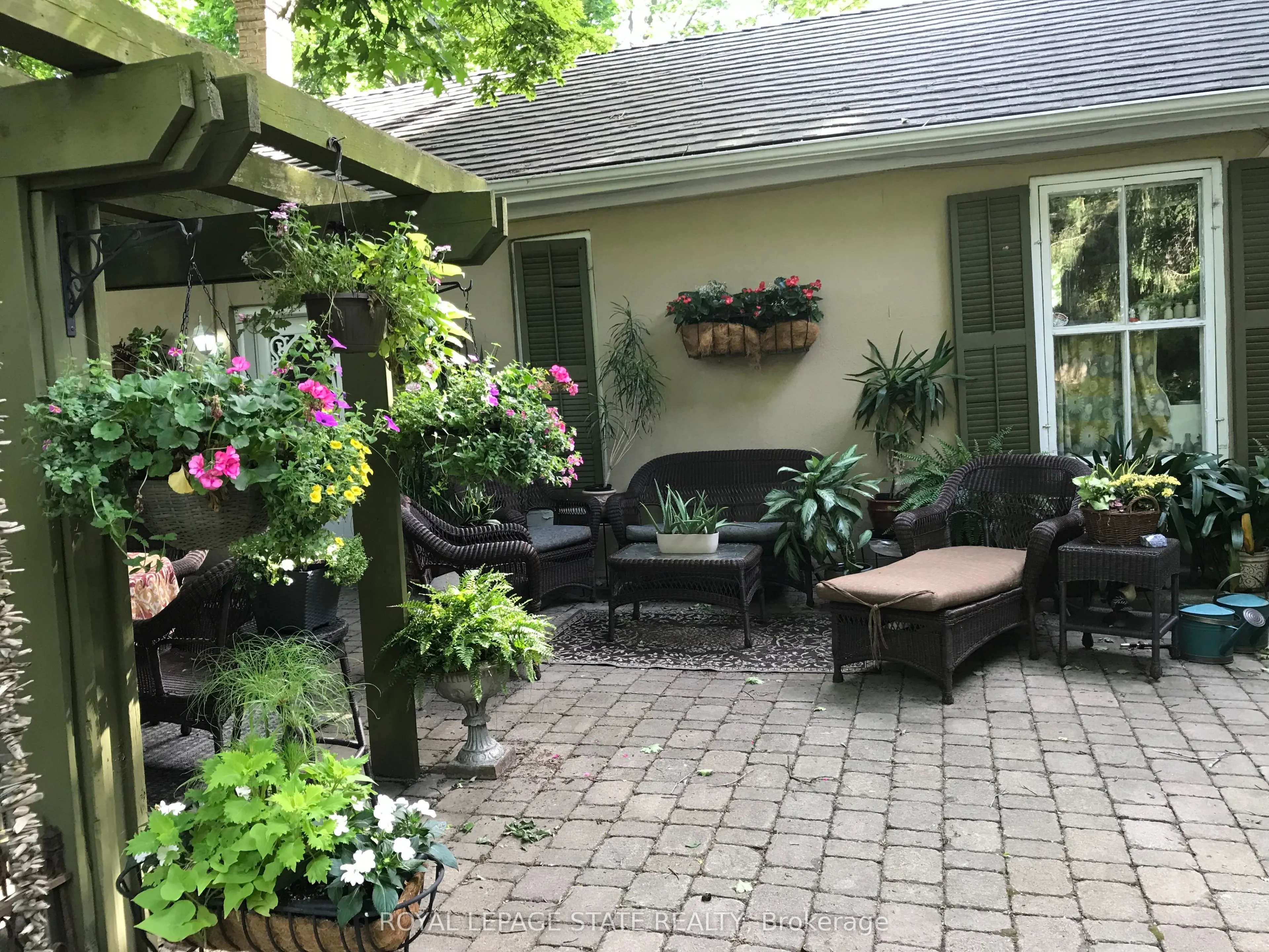 340 Dundas Street E