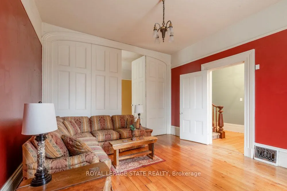 340 Dundas Street E