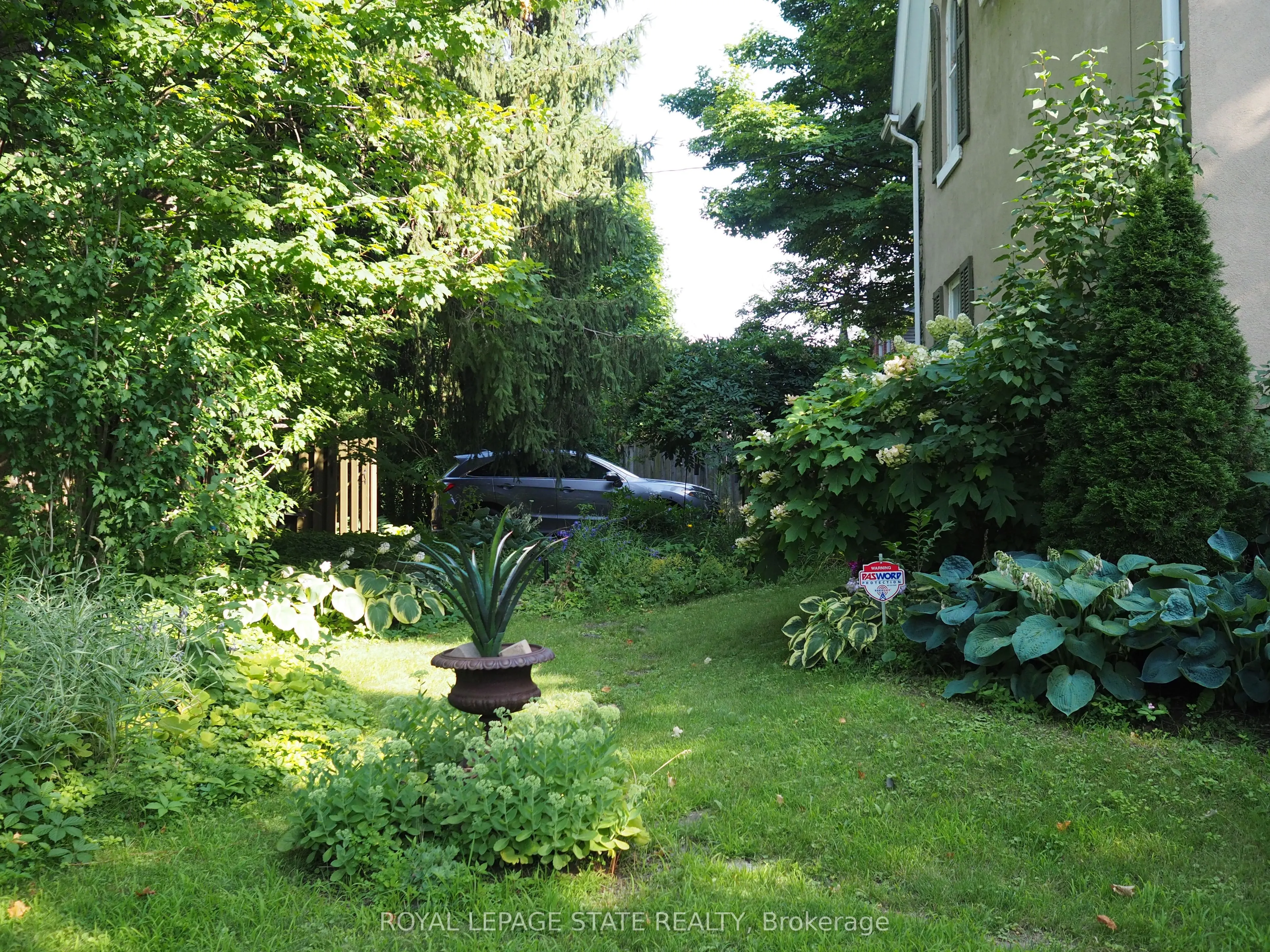 340 Dundas Street E