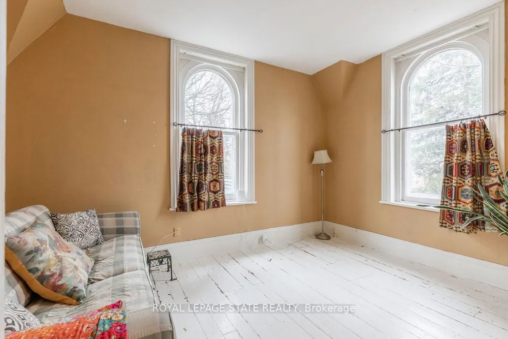 340 Dundas Street E