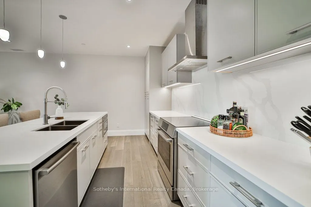 727 GRANDVIEW Drive, #002