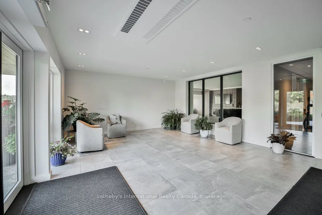 727 GRANDVIEW Drive, #002