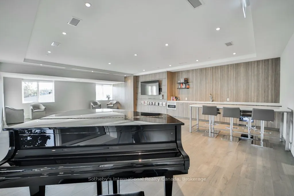 727 GRANDVIEW Drive, #002