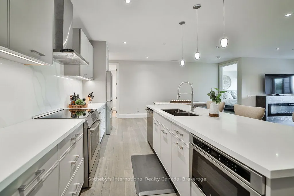 727 GRANDVIEW Drive, #002