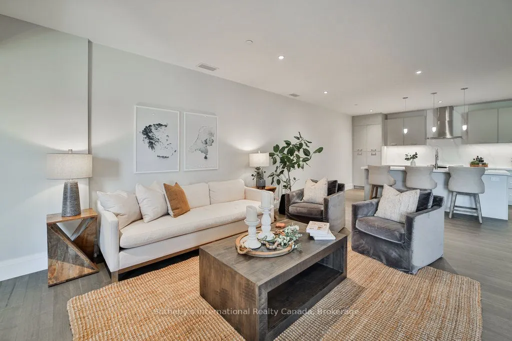727 GRANDVIEW Drive, #002