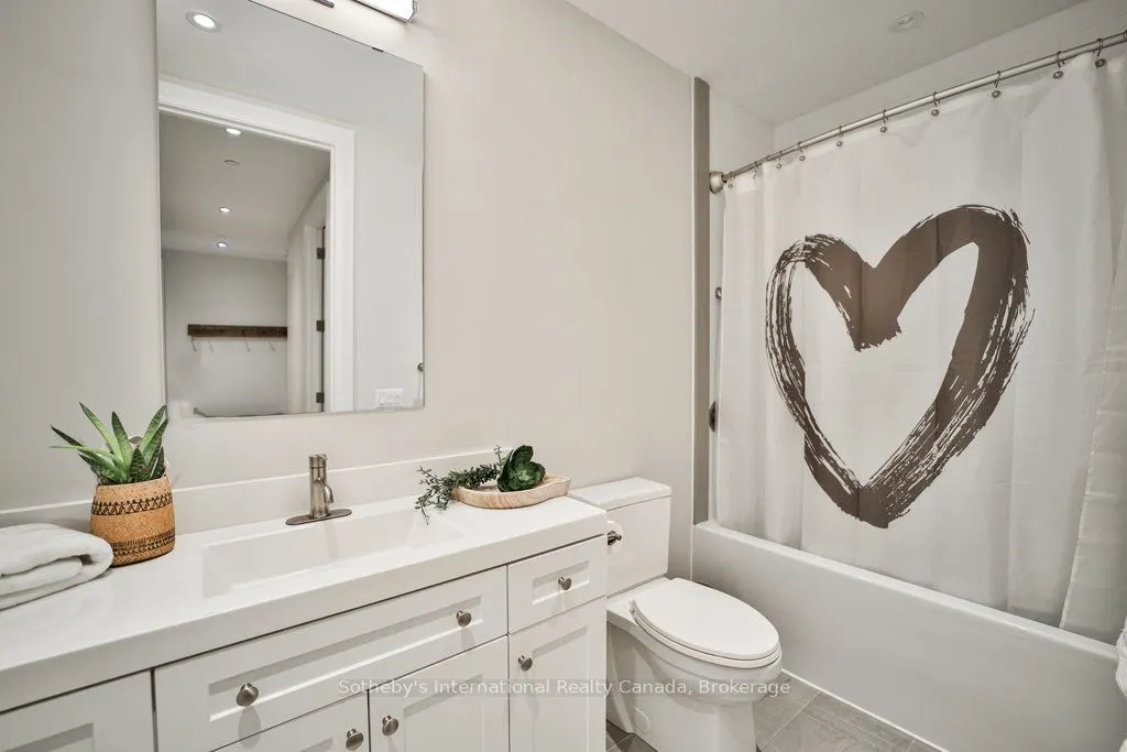 727 GRANDVIEW Drive, #002