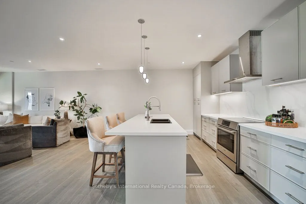 727 GRANDVIEW Drive, #002