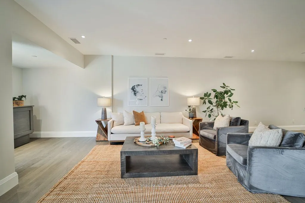 727 GRANDVIEW Drive, #002