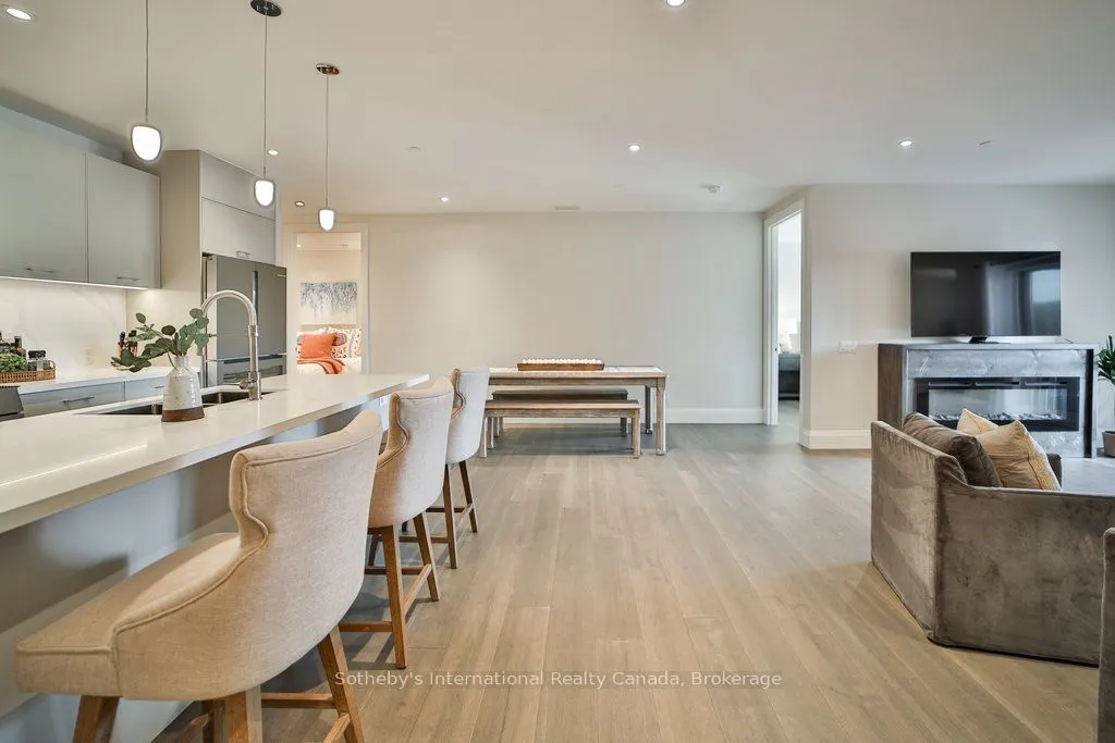 727 GRANDVIEW Drive, #002