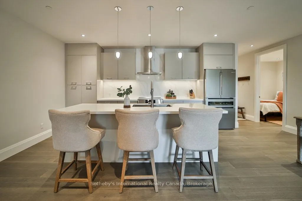 727 GRANDVIEW Drive, #002