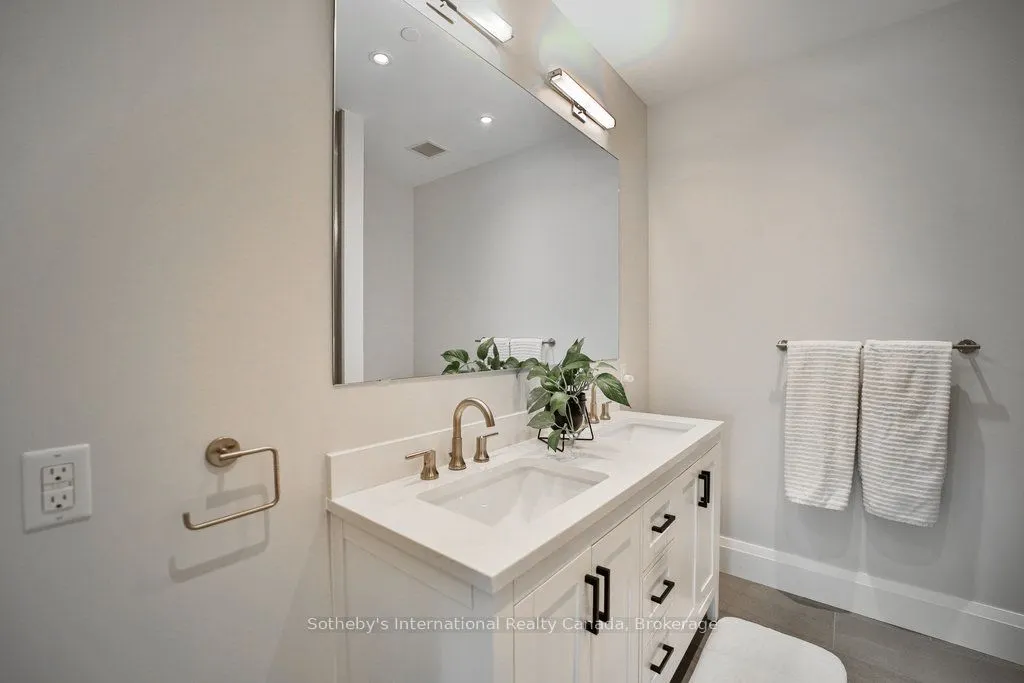 727 GRANDVIEW Drive, #002