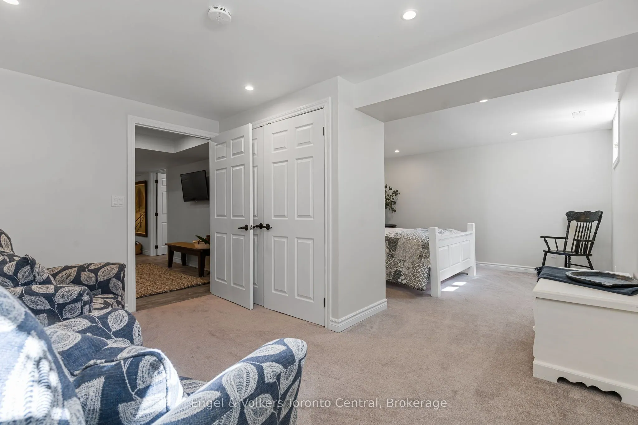 242 SOMERS Street