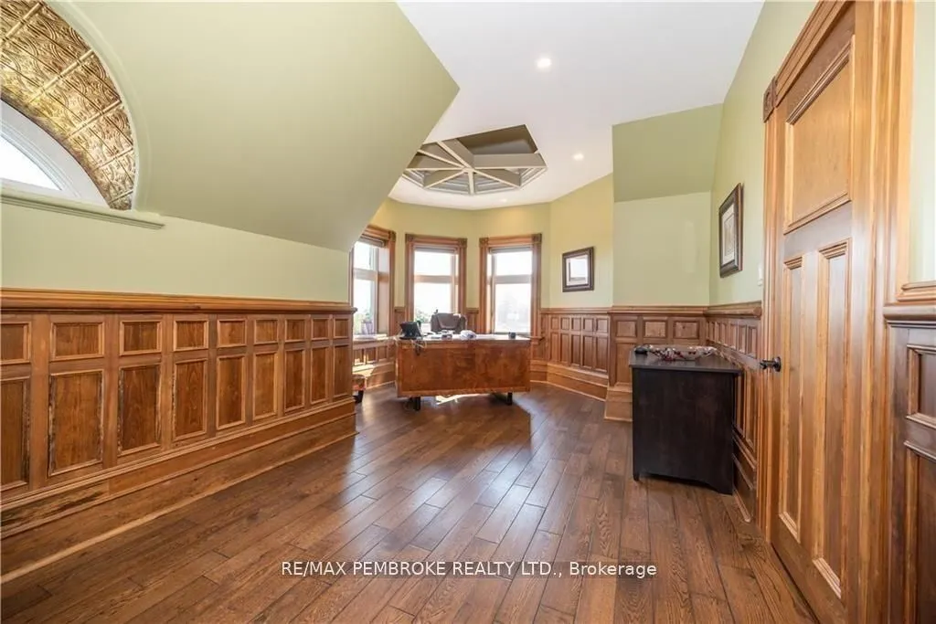 464 Pembroke Street W