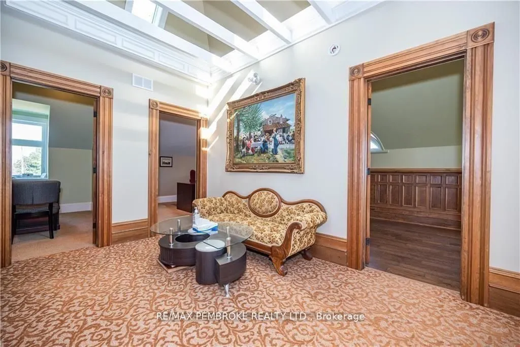 464 Pembroke Street W