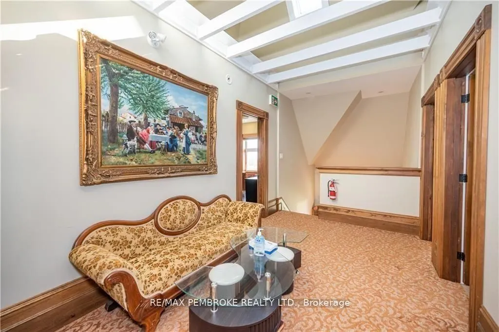 464 Pembroke Street W