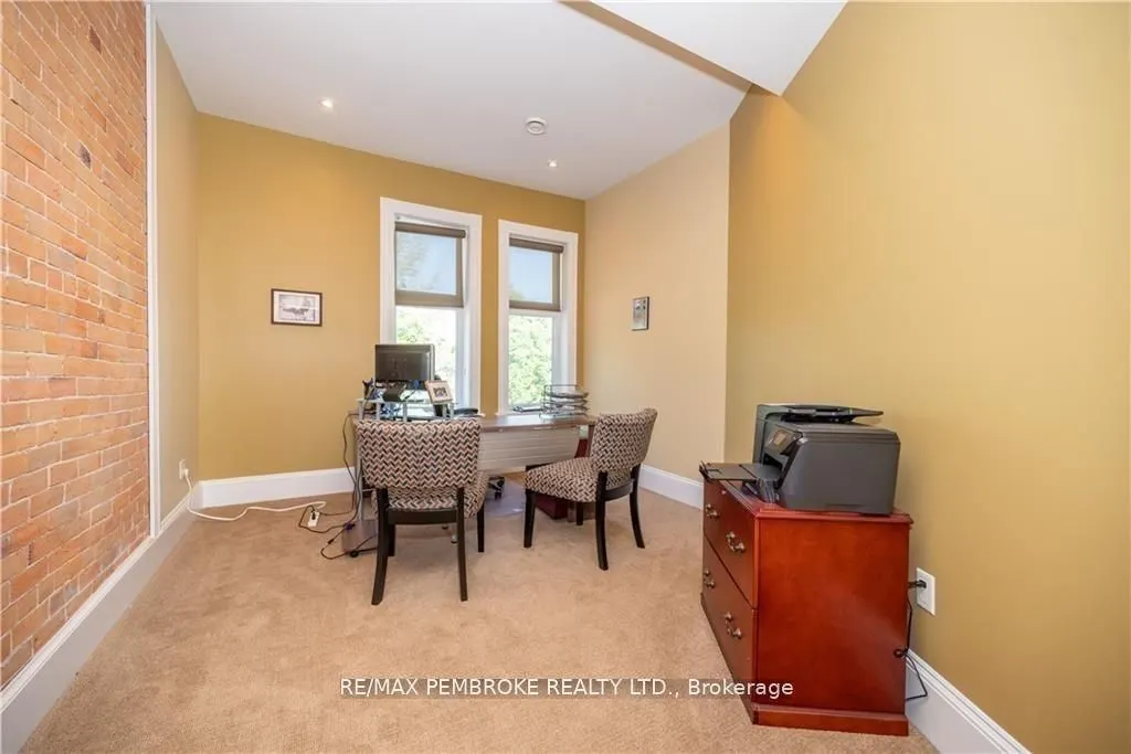 464 Pembroke Street W
