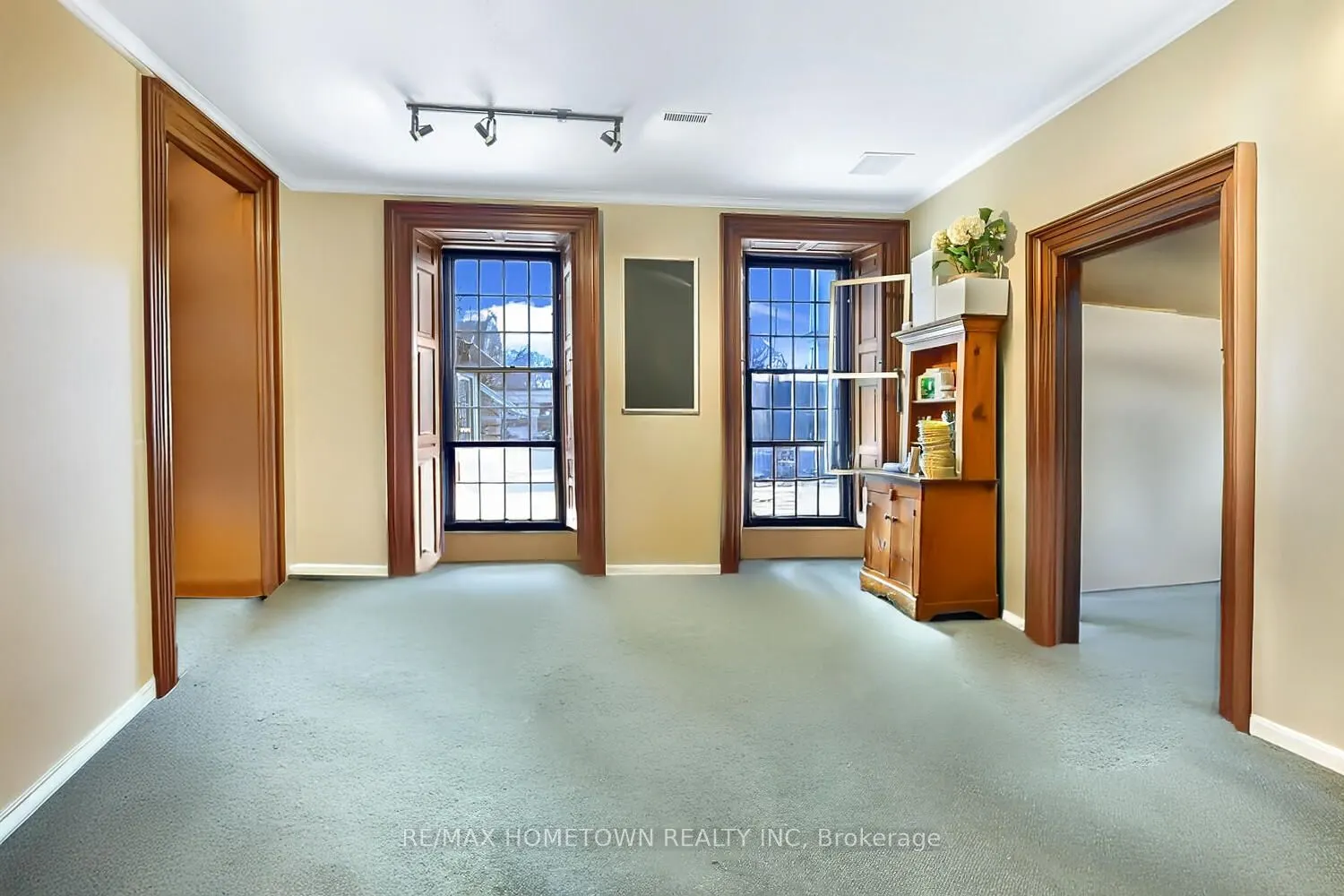 64 King Street E