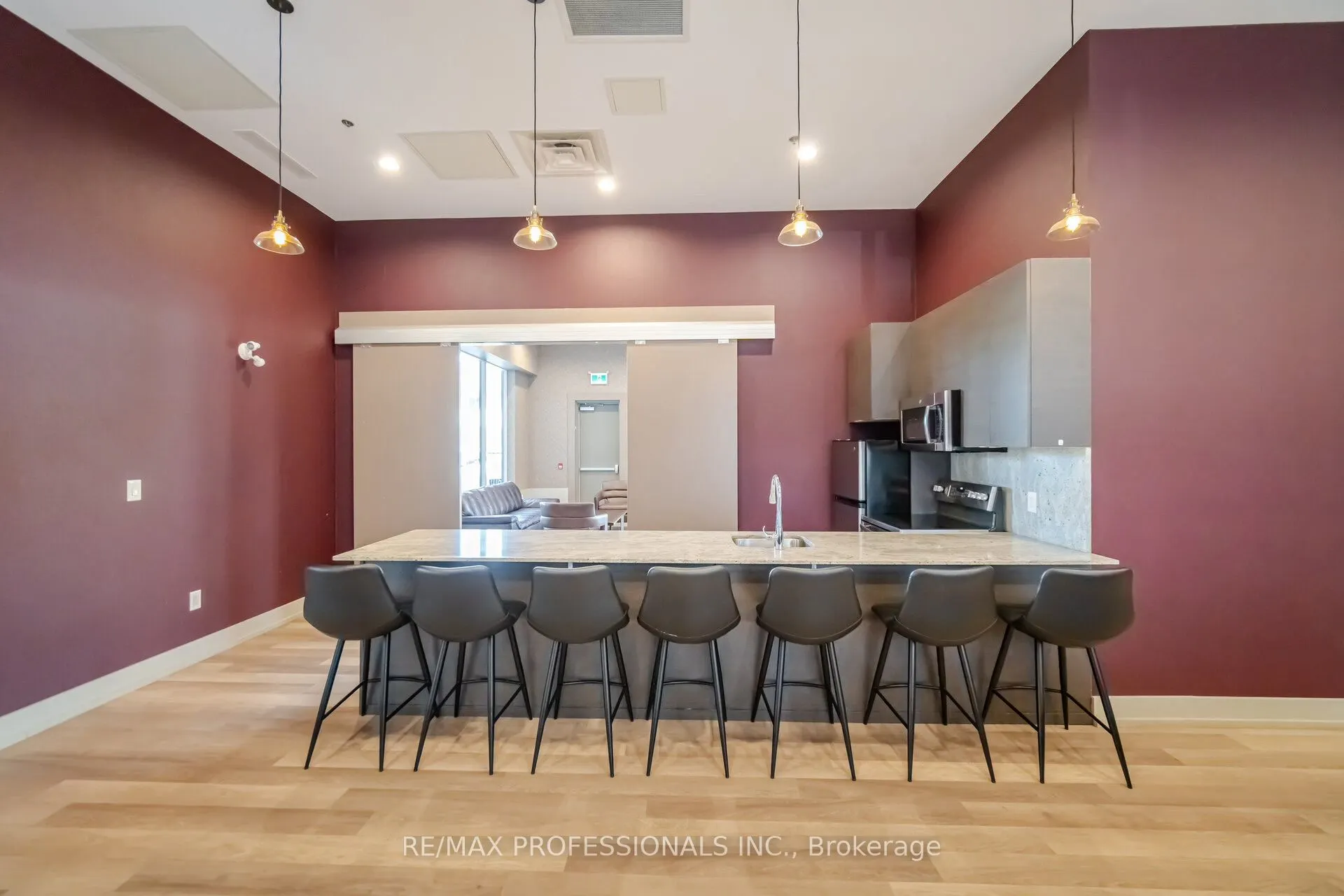 550 North Service Road, #PH1504