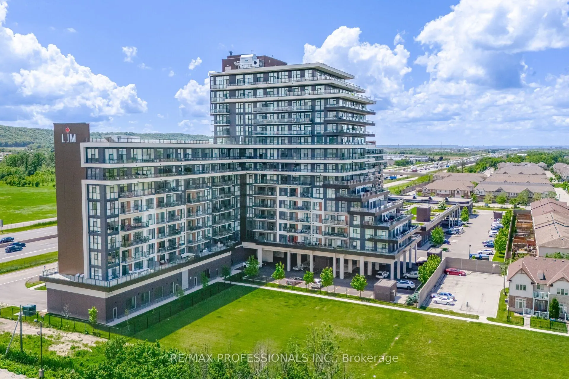 550 North Service Road, #PH1504