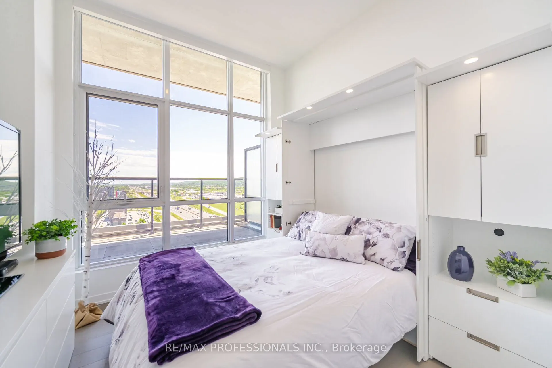 550 North Service Road, #PH1504