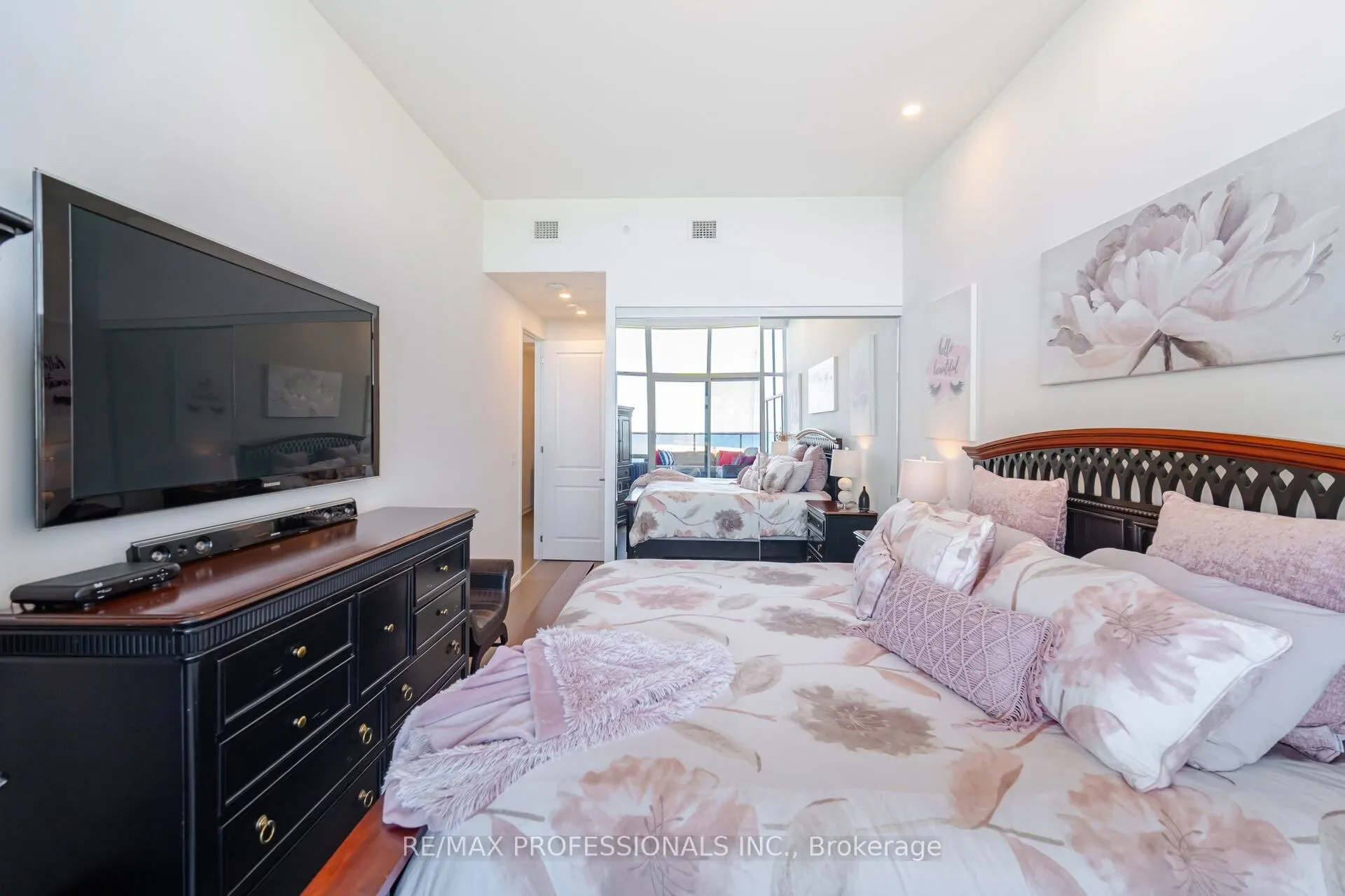 550 North Service Road, #PH1504