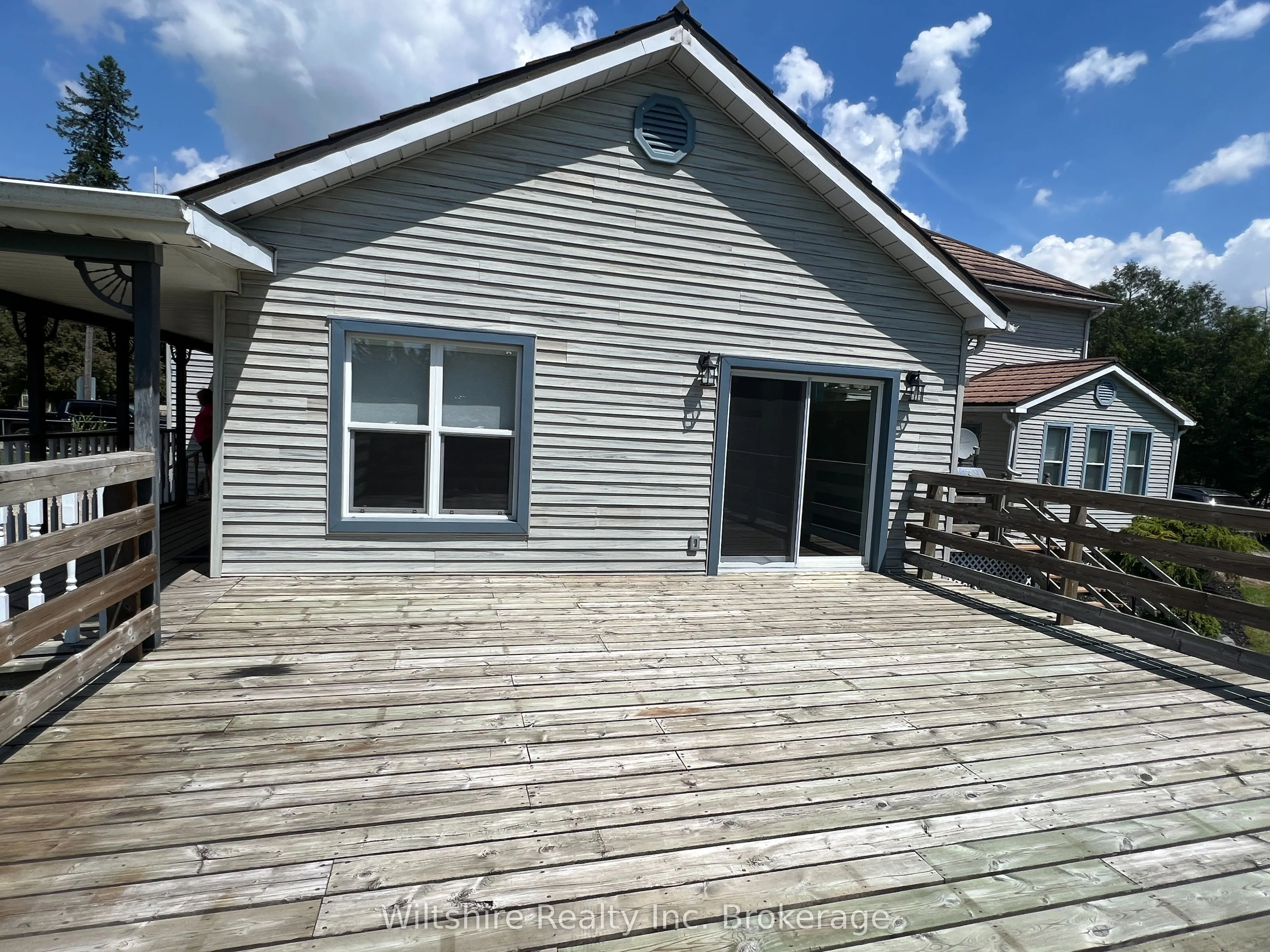 407 Main Street E