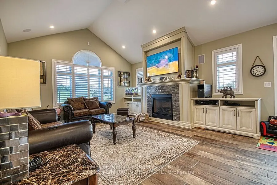 5499 Attema Crescent