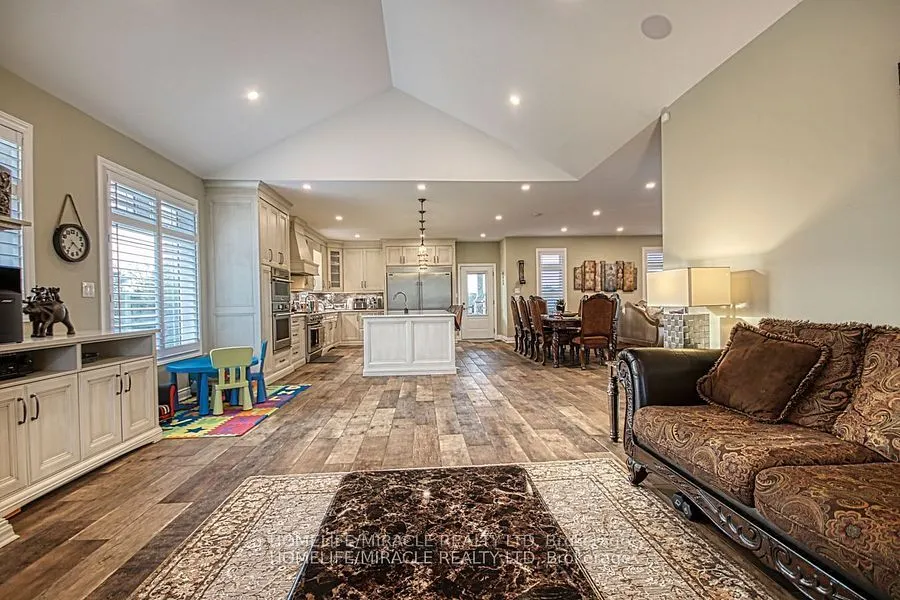 5499 Attema Crescent