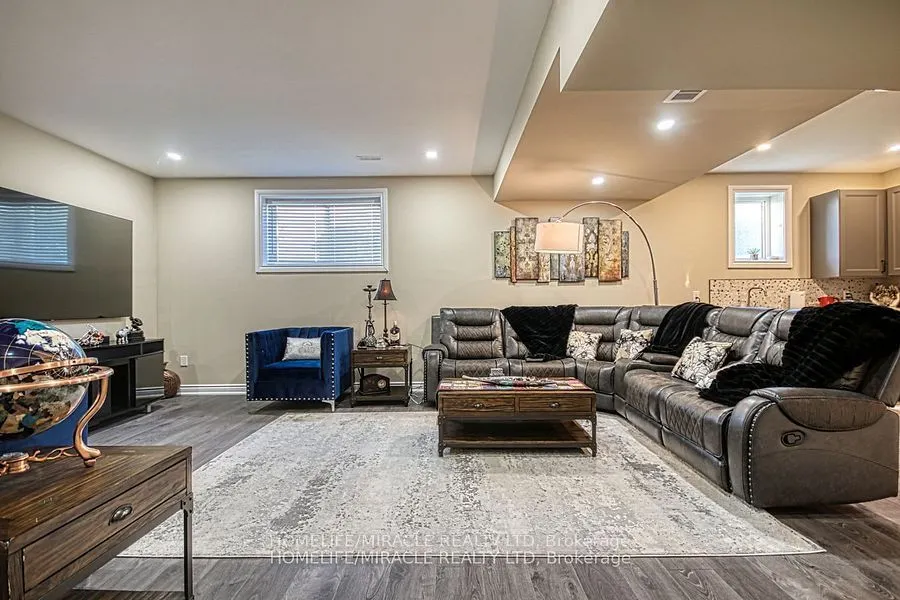 5499 Attema Crescent