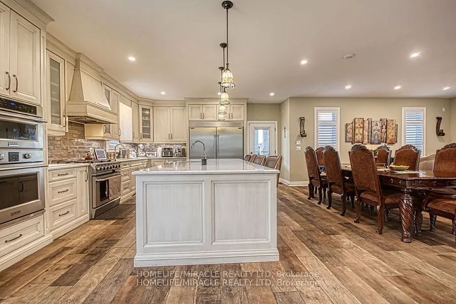 5499 Attema Crescent