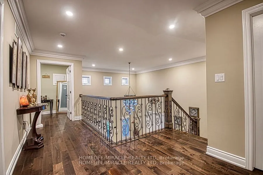 5499 Attema Crescent