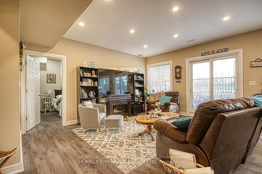 5499 Attema Crescent
