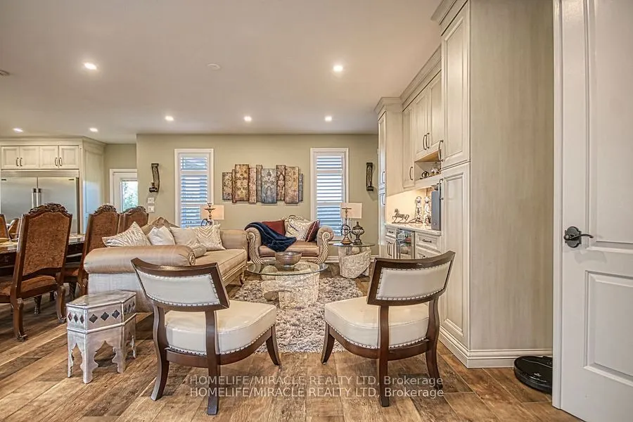 5499 Attema Crescent
