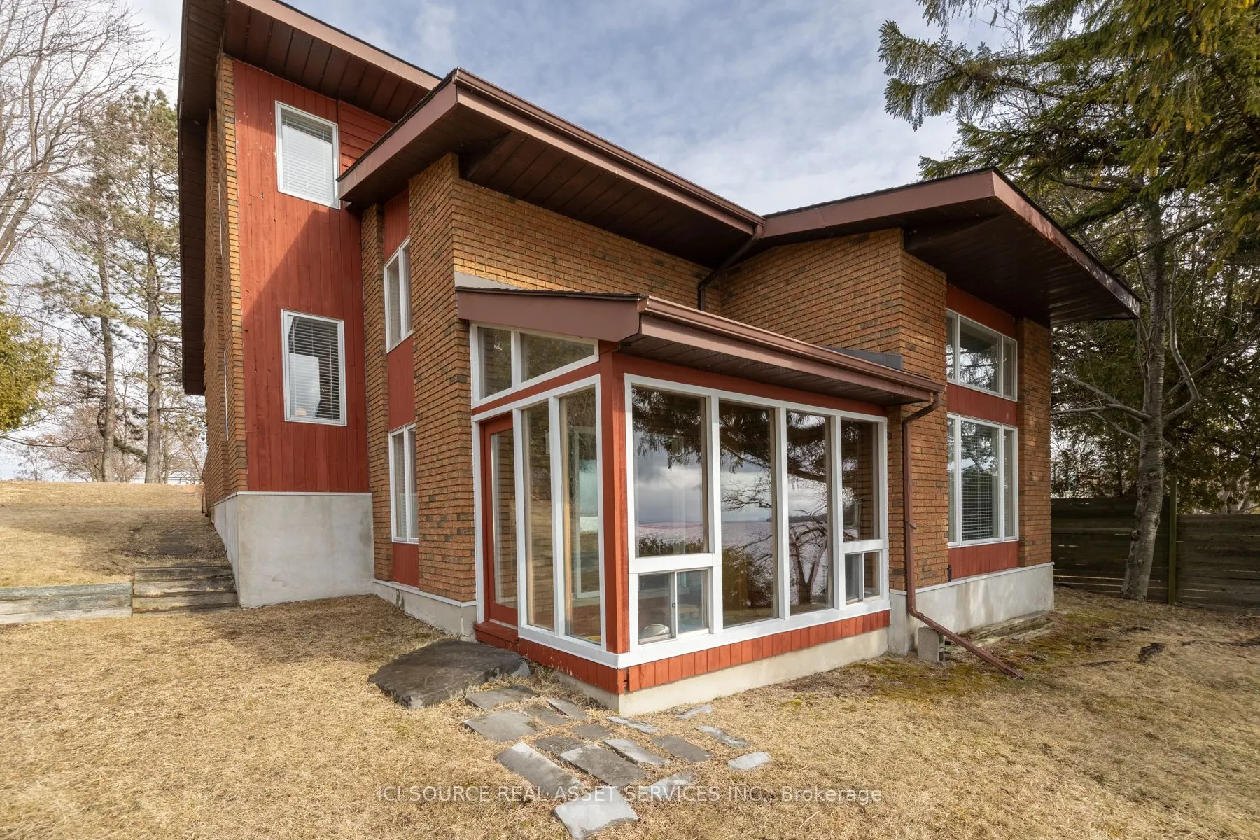 1141 Front Road