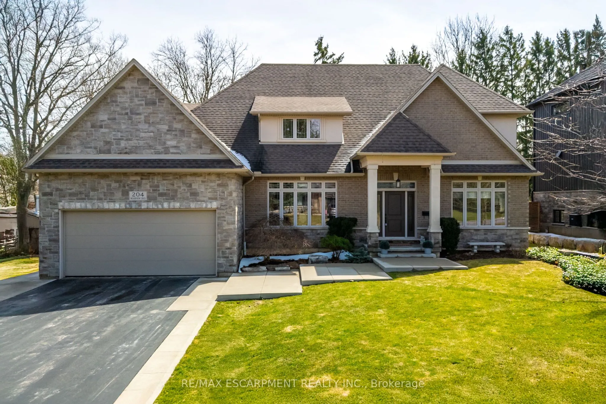 204 WOODVIEW Crescent