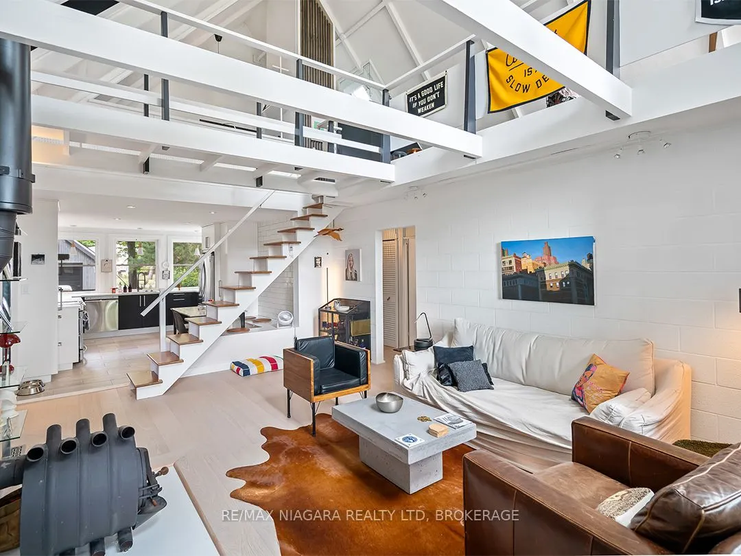 25 Lakeshore Road W