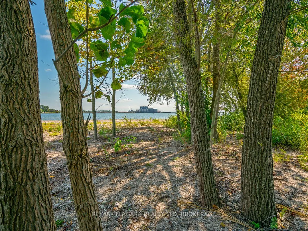 25 Lakeshore Road W
