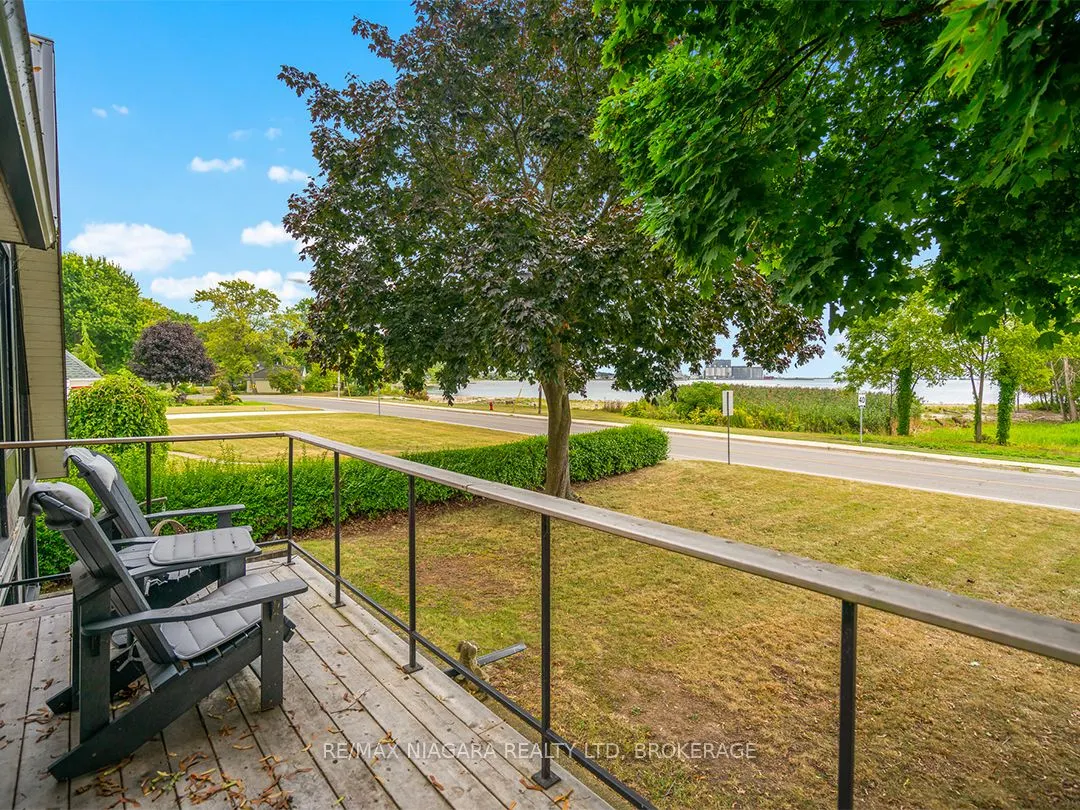 25 Lakeshore Road W