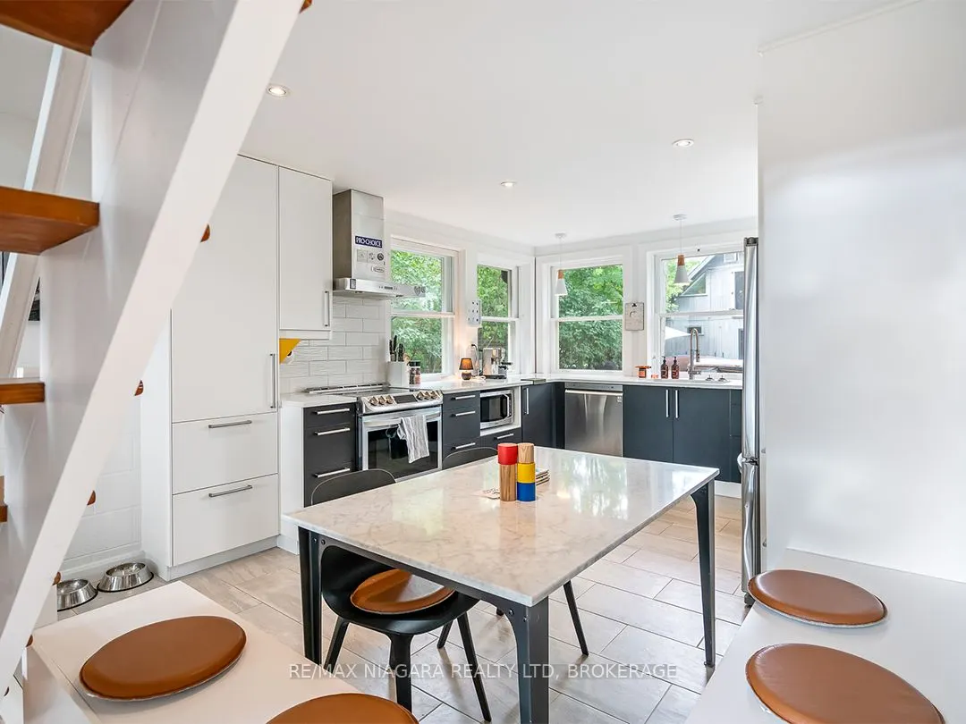 25 Lakeshore Road W